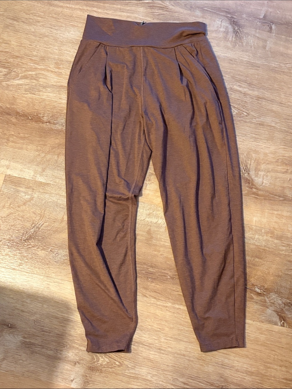 Vuori dark tan/brown joggers (like new)